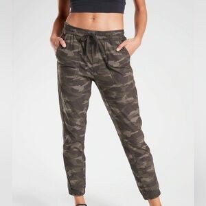 Athleta Farallon Joggers Camo Print Size 6
